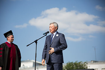 Выступление Абыкаева Н. А. (справа) на торжественной церемонии вручения дипломов 2015 года