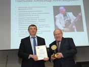 Ректор УрФУ Кокшаров В.А. вручает памятный знак Пантыкину А. А.