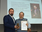 Специальный приз вручает Дубровин И.В. выпускнику Василевскому А. В.