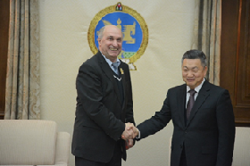 Слева на право: Матерн А. И. и выпускник З.Энхболд (Монголия)