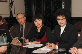 Выпускники (слева на право): Алинов М.Ш. (Казахстан), Цзян Цзин (Китай) и Сыдыкова Г.Б. (Киргизия) на встрече с ректором УрФУ