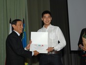 Раханов М. С. (слева) вручает именной сертификат на стипендию студенту Смаханову А. Б.