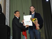 Раханов М. С. (слева) вручает именной сертификат на стипендию студенту Власову Д. В.