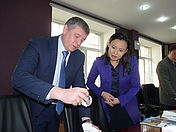 Ректор Кокшаров В.А. вручает подарок начальнику отдела международных отношений Министерства образования, науки, культуры и спорта Монголи
