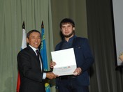 Раханов М. С. (слева) вручает именной сертификат на стипендию студенту Кунавину М. В.