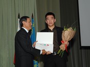 Раханов М. С. (слева) вручает именной сертификат на стипендию студенту Заукову О. С.