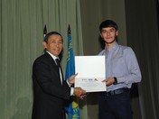 Раханов М. С. (слева) вручает именной сертификат на стипендию студенту Котенко А. В.