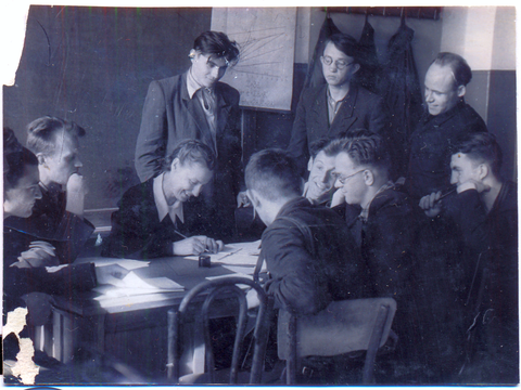 Автомама И.Н. Печорина подписывает зачетные книжки первым выпускникам. 1954