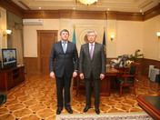 Справа налево: Кокшаров В.А., ректор УрФУ, Абыкаев Н.А., президент КазНАЕН