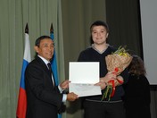 Раханов М. С. (слева) вручает именной сертификат на стипендию студенту Данченко А. Е.