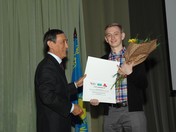 Раханов М. С. (слева) вручает именной сертификат на стипендию студенту Бобкову Е. Д.