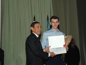 Раханов М. С. (слева) вручает именной сертификат на стипендию студенту Пантелееву В. В.